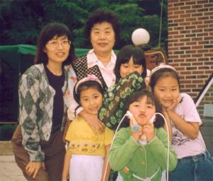 어머니와 작은 누나 그리고 조카들, 1998년