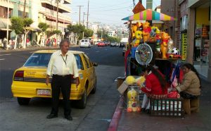 티후아나 거리에서 원주민인듯한 노점상과 택시 운전사